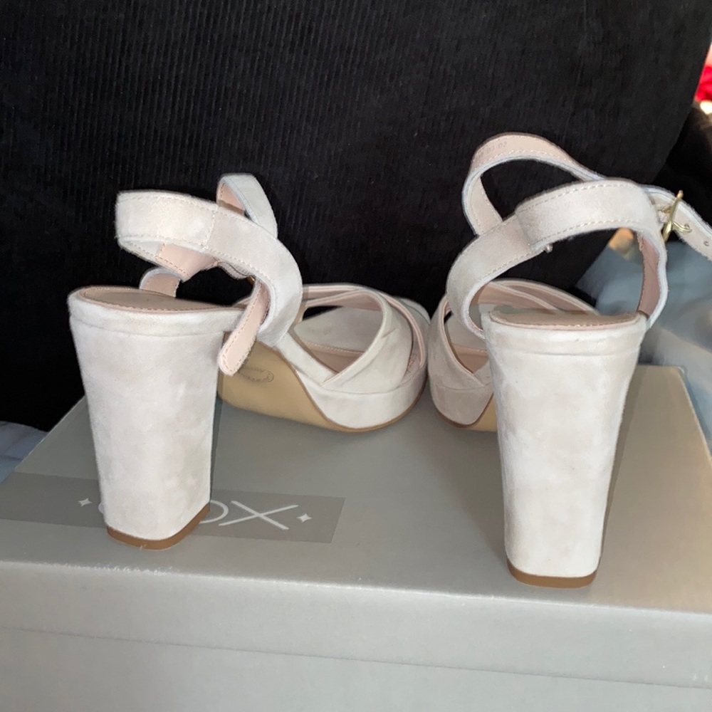 Cox womens heels size 8 cream/tan color